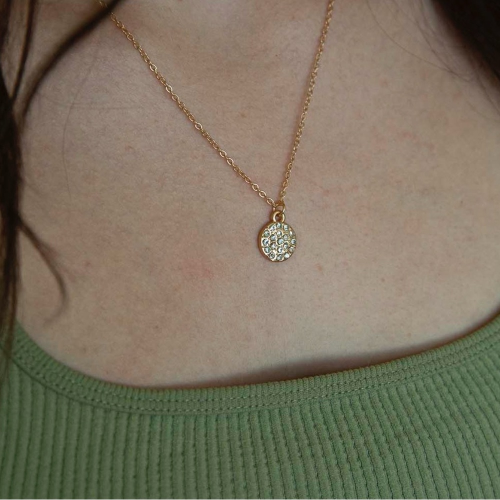Elegant Gold Pendant Necklace